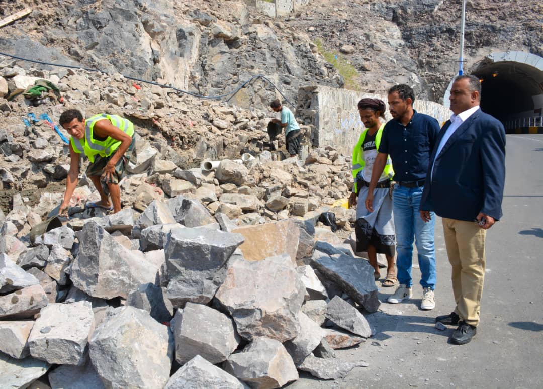 مدير التواهي يتفقد مشروع بناء الجدار الساند بمنطقة جولدمور