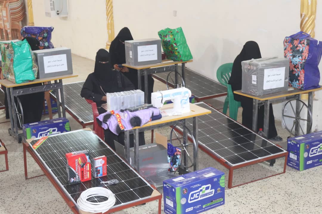 اتحاد نساء اليمن لحج يدشن توزيع أدوات التمكين الاقتصادي 