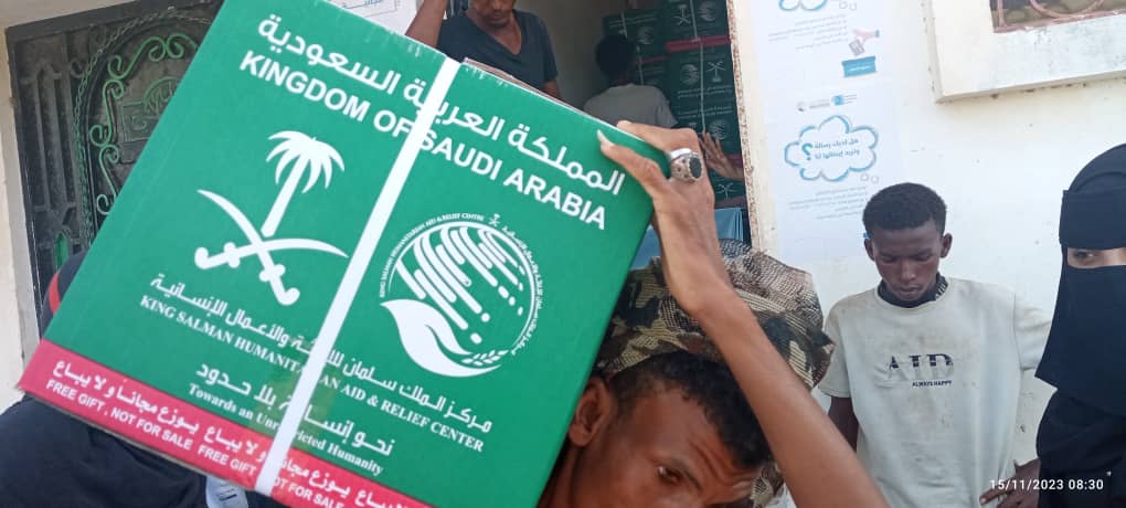 مركز الملك سلمان للإغاثة يواصل مشروع توزيع المساعدات الإنسانية في أبين