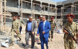 الوزير الزعوري يتفقد مشروع قرية السلام للأرامل والأيتام والاسر المتضررة في عدن