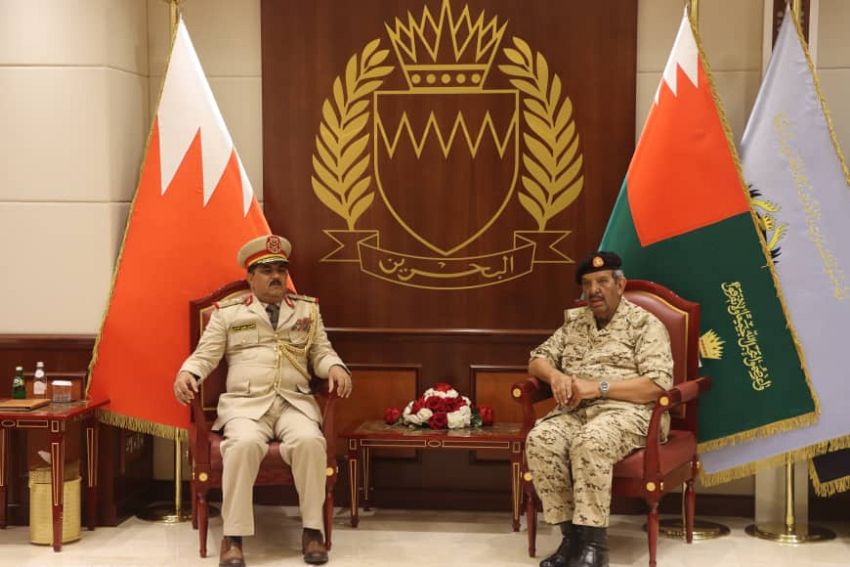 الفريق الداعري يبحث مع القائد العام لقوة دفاع البحرين سبل تعزيز وتطوير التعاون الدفاعي