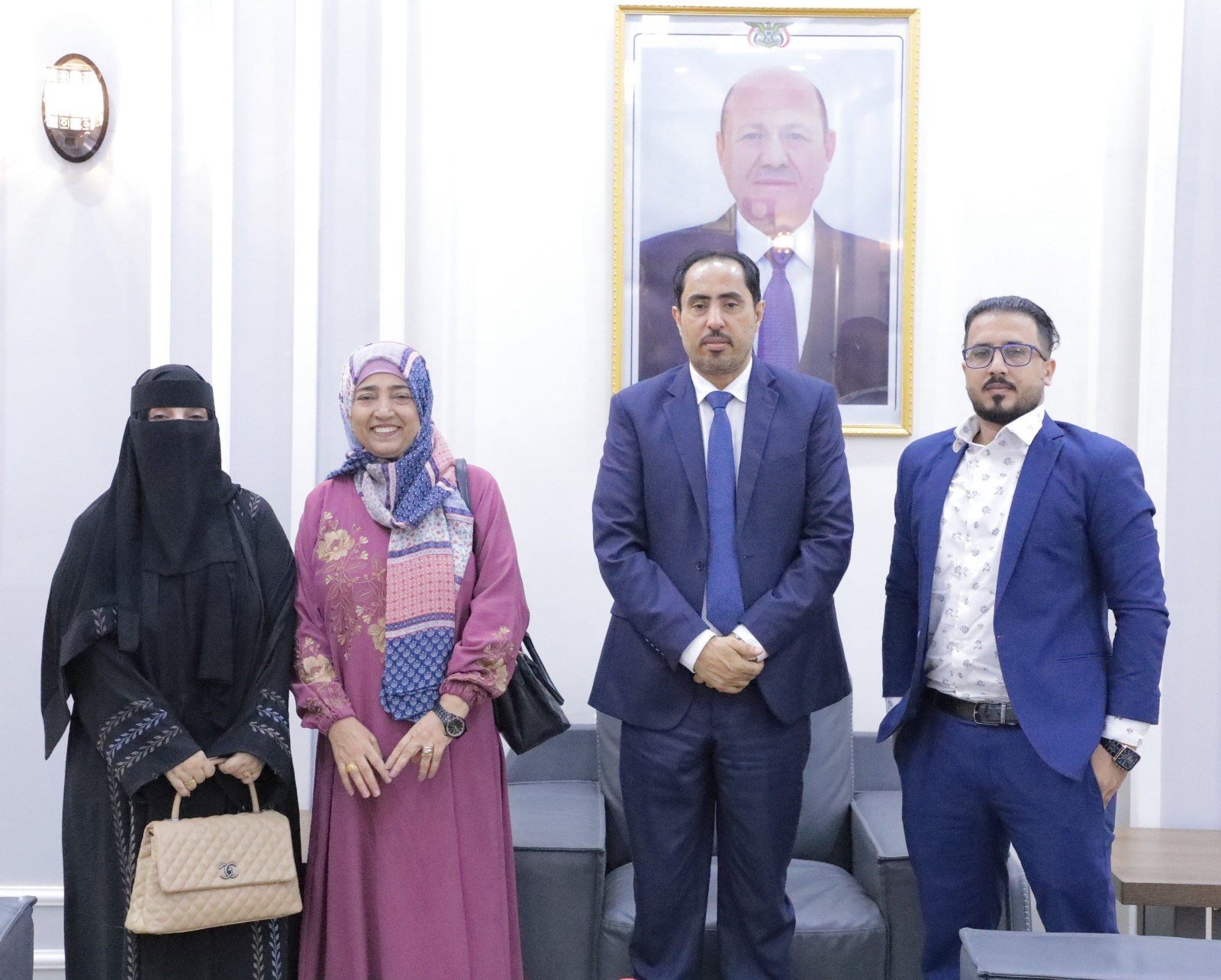 وزير الشباب والرياضة يستقبل الشاعرة والرسامة التشكيلية 