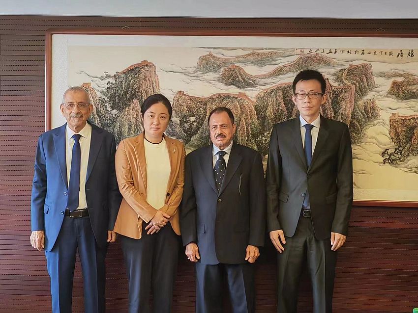 سفير اليمن يبحث مع مسئول صيني زيادة المنح الدراسية للطلاب