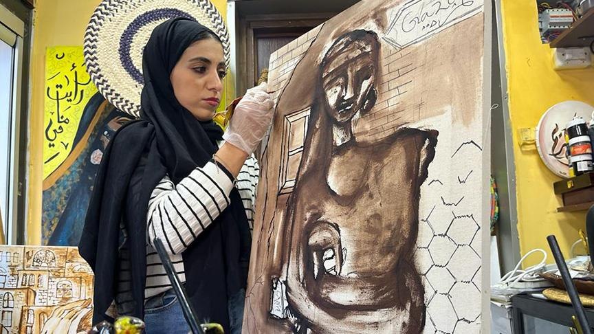 لوحة نصف حياة.. فنانة أردنية تجسد معاناة غزة بالحناء