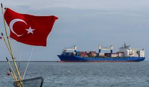 غرق سفينة شحن تركية على متنها 12 فردا في البحر الأسود
