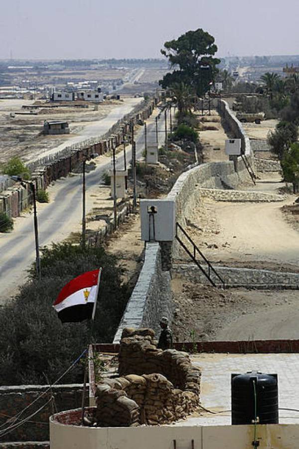 إسرائيل تبدأ باحتلال محور فلاديلفيا على حدود مصر وتبلغ الجنود المصريين عدم مسؤوليتها عن حياتهم!