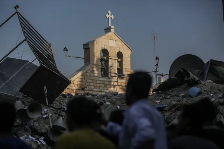 مسيحيو فلسطين.. لا أعياد هذا العام والطائرات تدك كنائس غزة