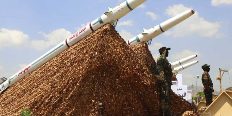 نقل صواريخ باليستية ”بعيدة المدى” .. تحركات عسكرية للحوثيين على الحدود السعودية
