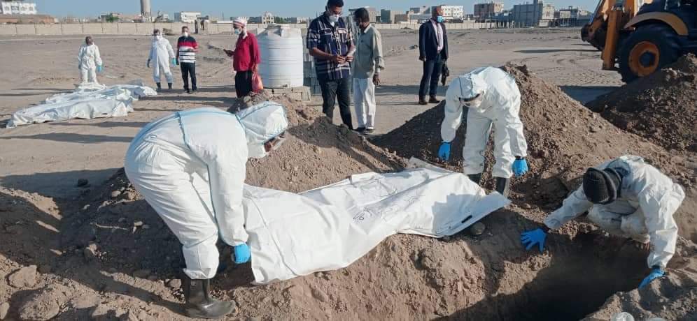 النيابة العامة تقوم بدفن 28 جثة مجهولة الهوية بالتعاون مع اللجنة الدولية للصليب الأحمر في عدن
