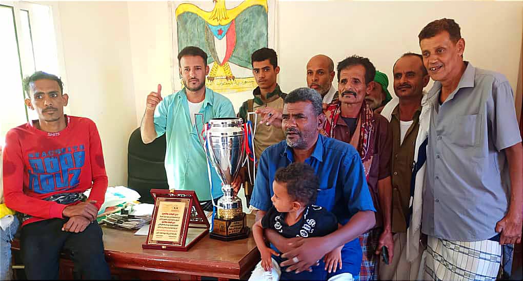 فريق الملاح بطل دوري القوات المسلحة الجنوبية يهدي كأس البطولة لمدير أمن الملاح
