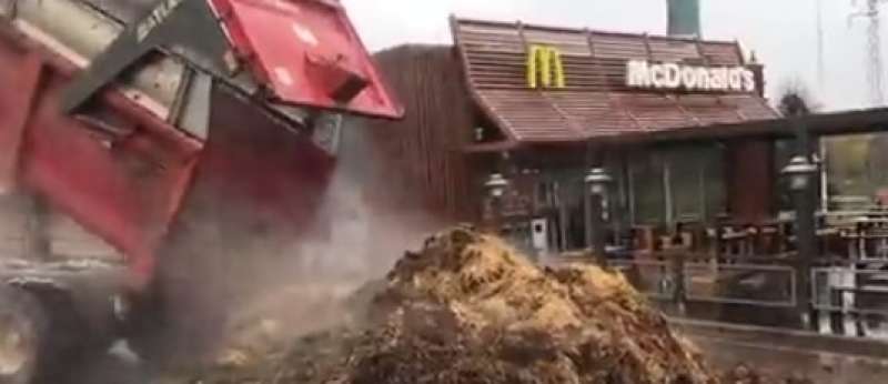 بسبب دعمه للاحتلال الإسرائيلي .. فرنسيون يُفرِغون فضلات الحيوانات أمام أحد أفرع ماكدونالدز