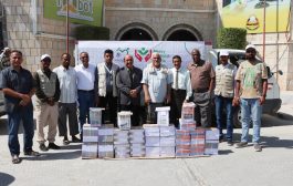 مدير مكتب وزارة التربية بساحل حضرموت يدشن استلام نماذج من مشروع طباعة (4000) كتاب مدرسي
