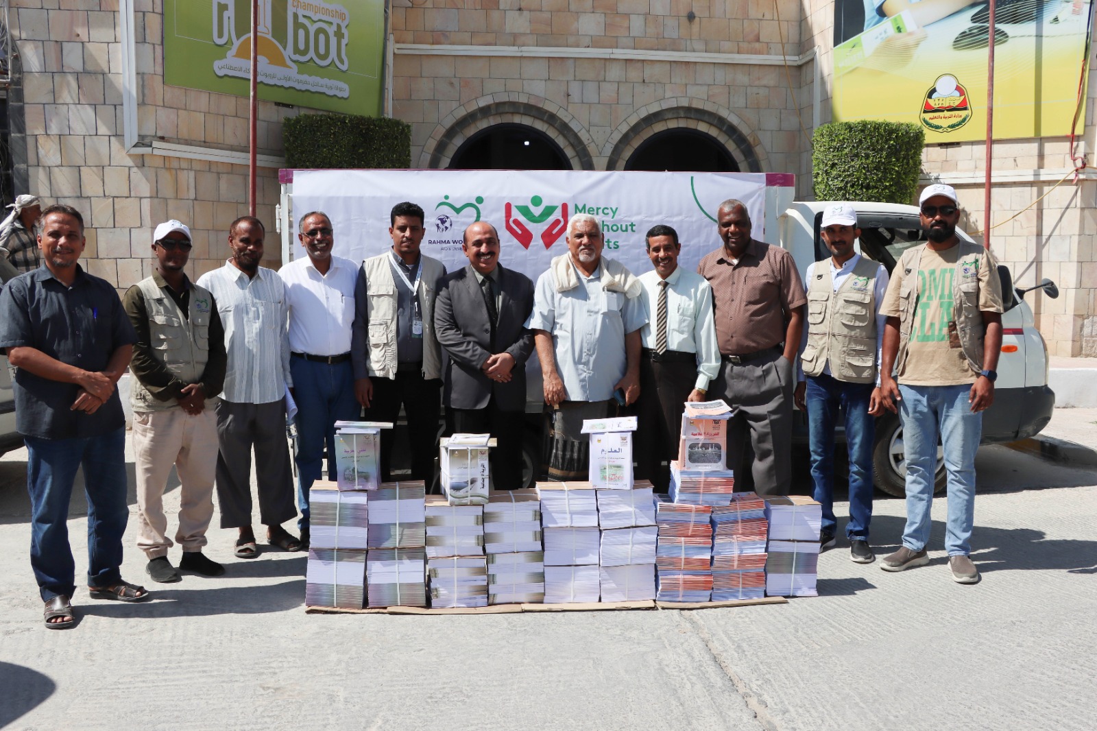 مدير مكتب وزارة التربية بساحل حضرموت يدشن استلام نماذج من مشروع طباعة (4000) كتاب مدرسي
