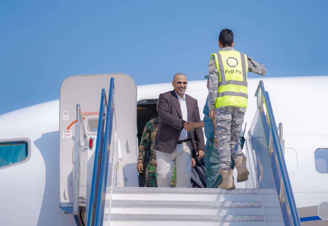 القائد الزبيدي يعود إلى العاصمة عدن بعد زيارات عمل خارجية