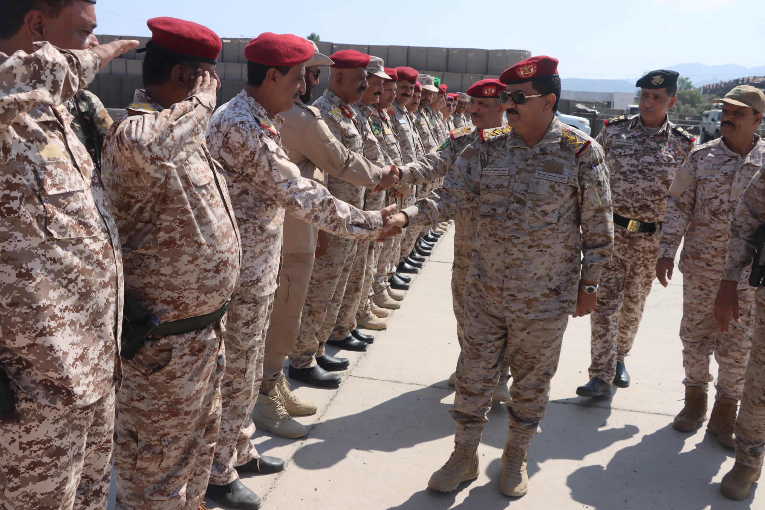 وزير الدفاع يعود إلى عدن عقب جولة خليجية
