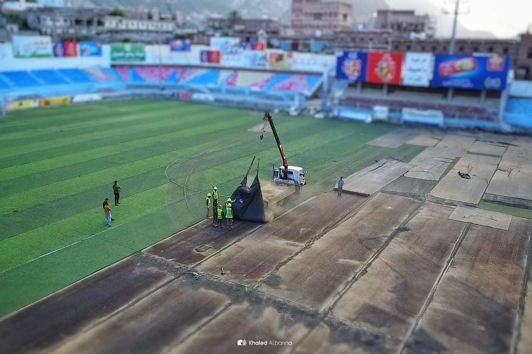 وزير الشباب والرياضة يؤكد استمرارية العمل في ملعبي لحج وتعز