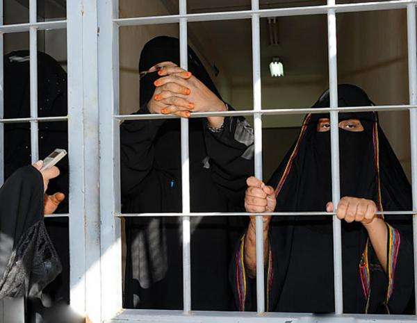 سجينات الحديدة ومحافظات أخرى يرفضن اغراءات الحوثي لهن