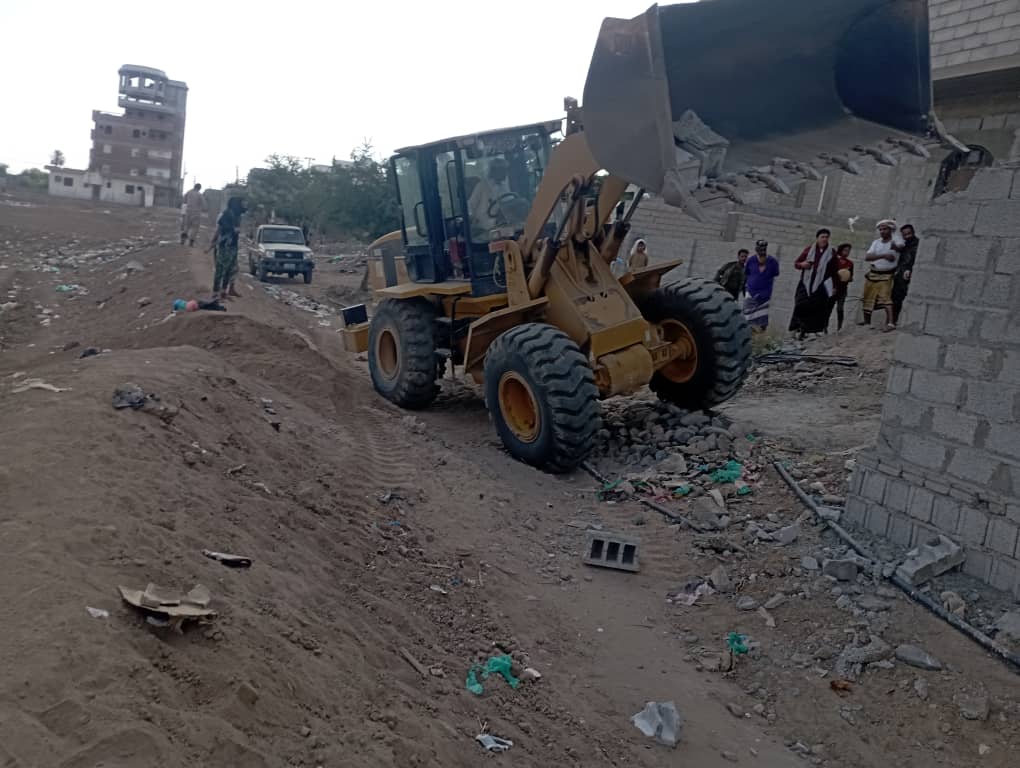 بموجب توجيهات محلية وأمنية ..إزالة مبنى مستحدث على أرض كلية ناصر للعلوم الزراعية بحوطة لحج