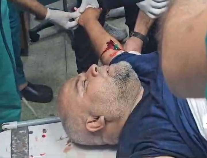 إصابة وائل الدحدوح مراسل قناة الجزيرة وسامر أبو دقة مصور القناة بقصف إسرائيلي في غـزة
