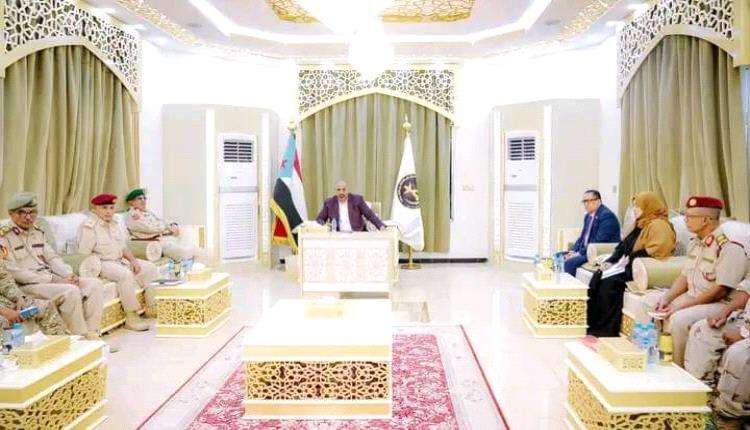 الزبيدي يشدد على أهمية التوجيه المعنوي في تعزيز الروح القتالية في صفوف القوات المسلحة الجنوبية