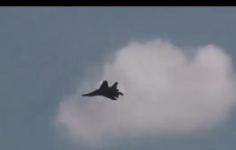 بطائرة ميج 29 وحشدا  شعبيا مسلحا مليشيات الحوثي تستعرض قوتها في صنعاء (فيديو)