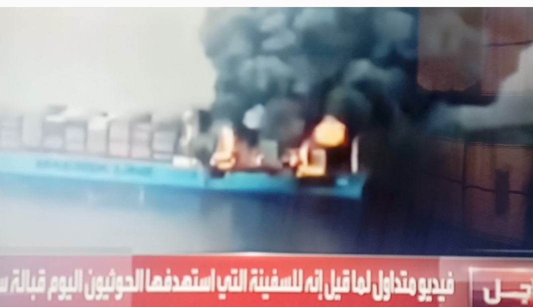 عاجل .. إصابة سفينة بهجوم جوي شمال ميناء المخا اليمني