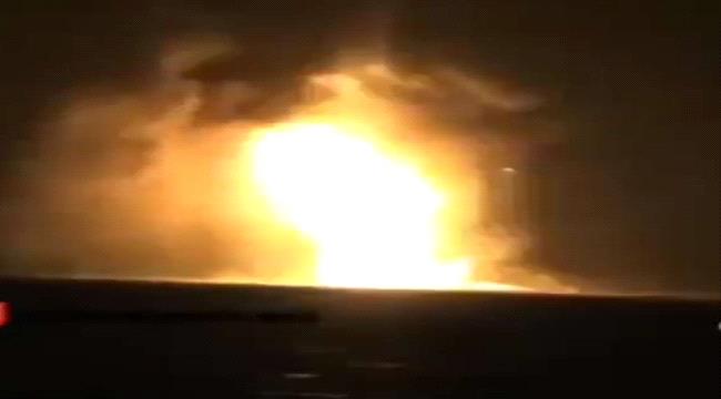 الحوثيون يستهدفون سفينة شحن تجارية ومسؤولان أمريكيان يحددان نوع الصاروخ 