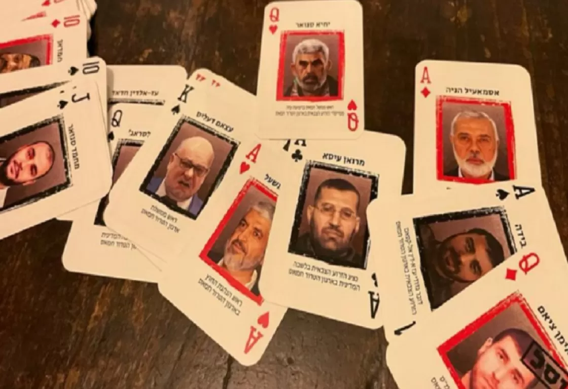 ما القصة؟ .. أوراق لعب بصور قادة حماس بيد الجنود الإسرائيليين
