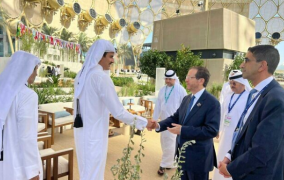 جدل كبير بشأن مشهد مصافحة أمير قطر والرئيس الإسرائيلي