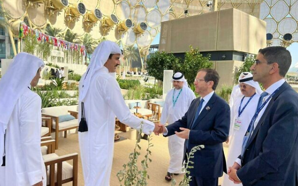 جدل كبير بشأن مشهد مصافحة أمير قطر والرئيس الإسرائيلي