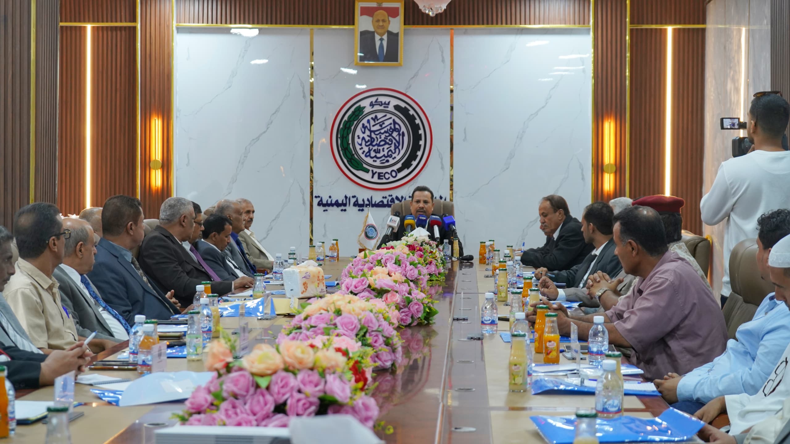 مدير المؤسسة الاقتصادية يناقش التجهيزات الأولية والخطط اللازمة لإقامة المعارض الرمضانية