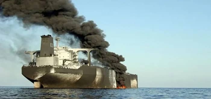 صور تظهر..  سفينة شحن أميركية استهدفتها مسيرة حوثية