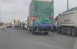 في احتجاج اخر لمواطني لحج .. عشرات من القواطر والشاحنات تتكدس على الخط العام بمديرية تبن