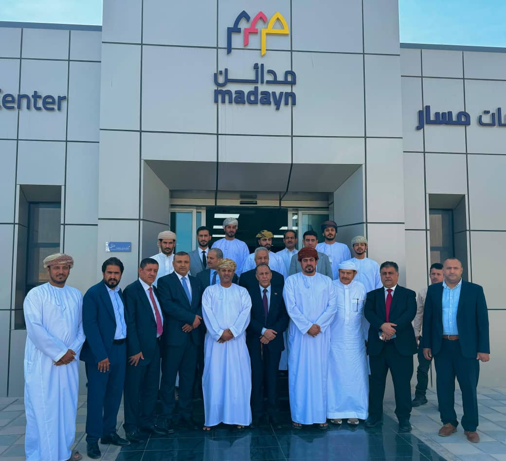 وزير الصناعة والتجارة يطلع على مصانع المستثمرين اليمنيين ويشيد بالمزايا والفرص الاستثمارية في صلالة العمانية