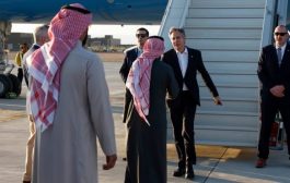 وزير الخارجية الأمريكي يوجه رسالة للحوثيين من داخل الرياض