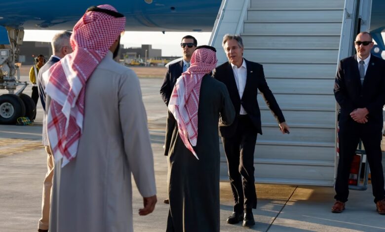 وزير الخارجية الأمريكي يوجه رسالة للحوثيين من داخل الرياض