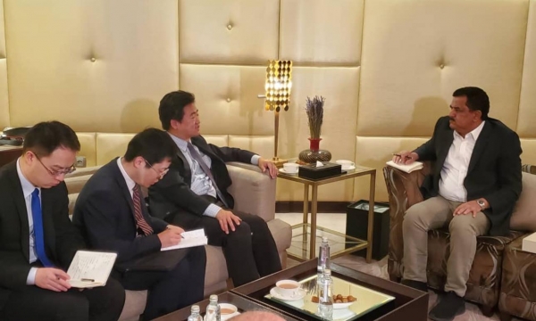 وزير الدفاع يناقش مع القائم بأعمال السفارة الصينية الهجمات الحوثية في البحر الأحمر
