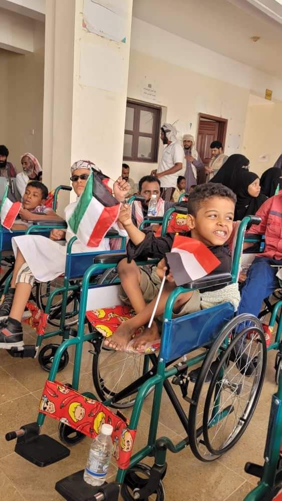 بدعم من الكويت ..أمين محلي المهرة يدشن توزيع الكراسي المتحركة للمعاقين