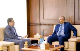 الرئيس الزبيدي يبحث جهود رئاسة الحكومة لتحسين الظروف المعيشية 