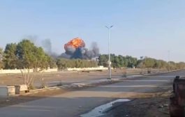 شاهد ”فيديو” لحظة الانفجار الضخم الذي هز مدينة الحديدة اليوم