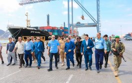 وزير النقل يطلع على سير العمل بمحطة الحاويات بميناء عدن