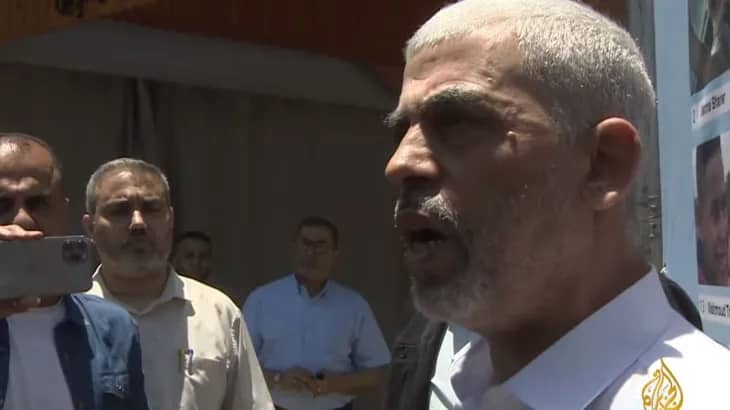 إعلام إسرائيلي: السنوار يلعب بنا جميعا ولن يستسلم