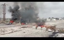 شاهد بالفيديو .. ابناء الخداد بلحج يقطعون الخط العام احتجاجا على مقتل احد ابنائهم من قبل افراد نقطة الحسيني