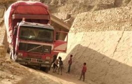 شاحنة توقف حركة السير بين محافظتين غرب اليمن