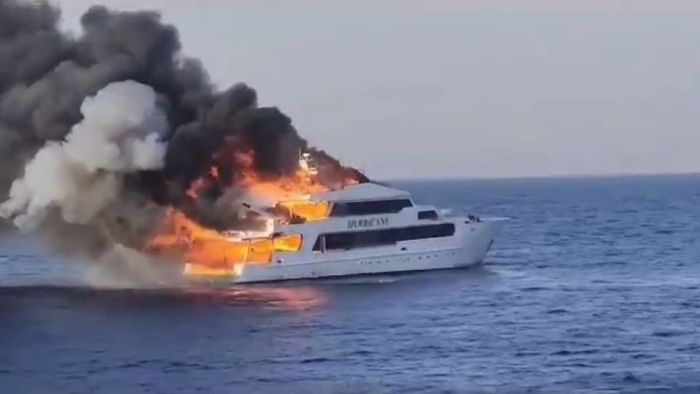 إنقاذ 31 أجنبيا وعربيا في حريق مركب سياحي بالبحر الأحمر