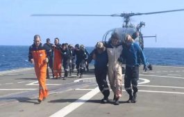 البحرية الهندية تنشر مقطع (فيديو)   إجلاء أفراد طاقم السفينة ‘‘ترو كونفيدنس’’ التي هاجمها الحوثي