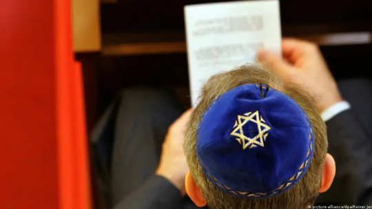 حاخام يهودي يتعرض لموقف محرج بالسعودية
