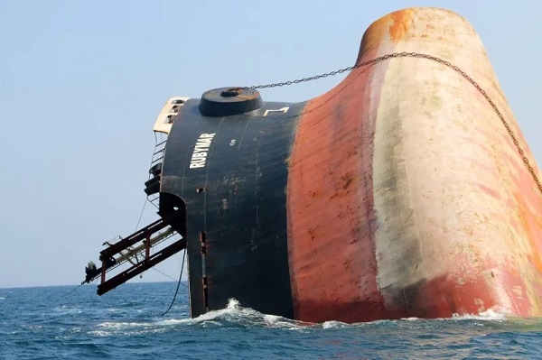 تصاعد المخاوف من كارثة بيئية خطيرة في البحر الأحمر اثر غرق سفينة 