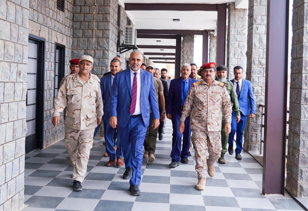 اللواء الزبيدي يشيد بجهود وزير الدفاع لاستعادة المؤسسات التعليمية والأكاديميات العسكرية