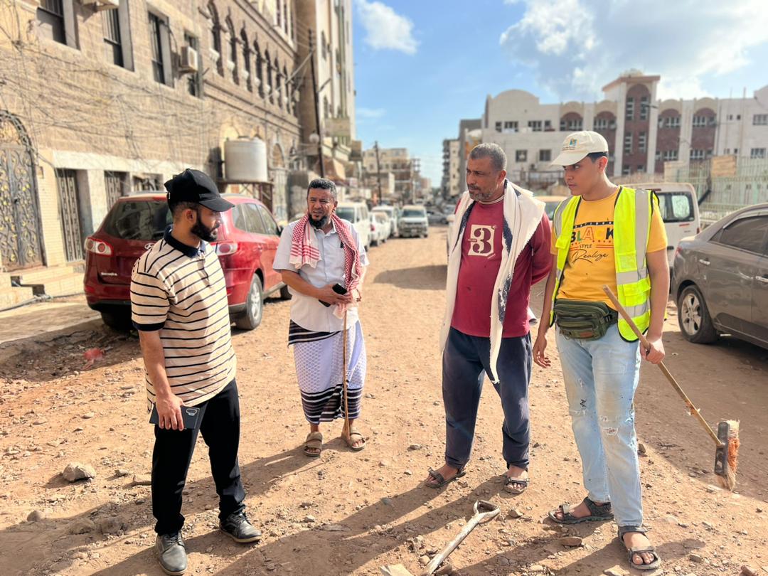 مدير صيرة يطلع على الاستعدادات النهائية للبدء بأعمال السفلتة لطريق مدرسة بازرعة